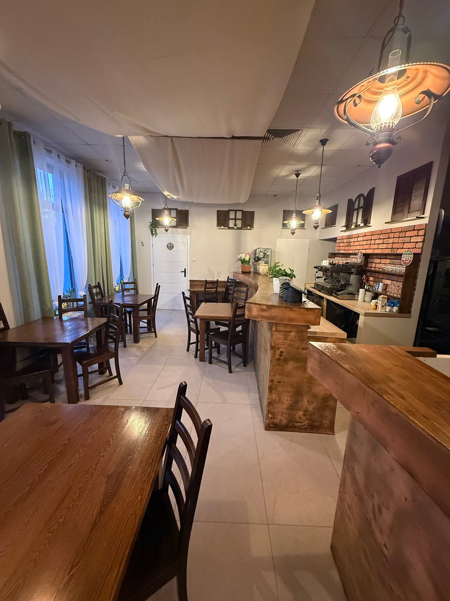 Przytulne wnętrze trattorii Il Caminetto